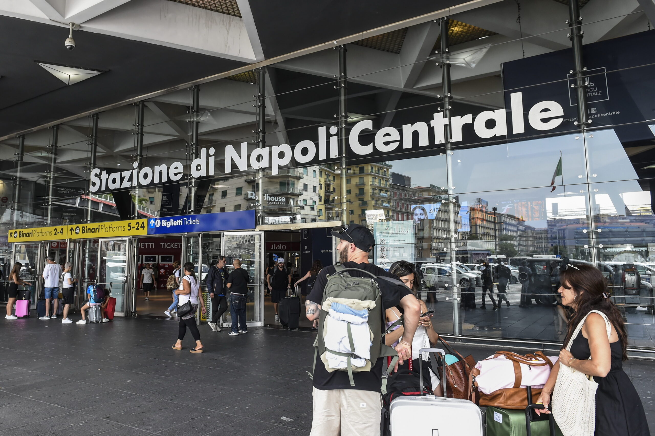 Napoli: troppa folla ai tornelli della Metro, meglio andare a piedi.  Turisti spaesati alla stazione - Ildenaro.it